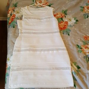 White sleevless dress